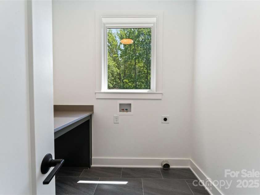 1725 Seifert Circle, Charlotte, NC 28205.  MLS# CAR4286297, YatesRealty ID 29593. 