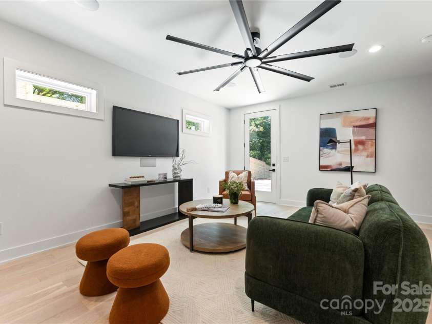 1725 Seifert Circle, Charlotte, NC 28205.  MLS# CAR4286297, YatesRealty ID 29593. 