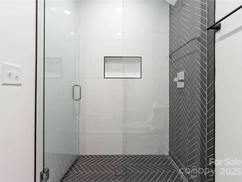 1725 Seifert Circle, Charlotte, NC 28205.  MLS# CAR4286297, YatesRealty ID 29593. 
