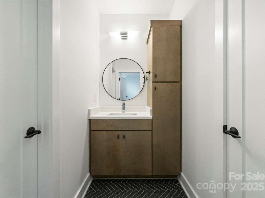 1725 Seifert Circle, Charlotte, NC 28205.  MLS# CAR4286297, YatesRealty ID 29593. 