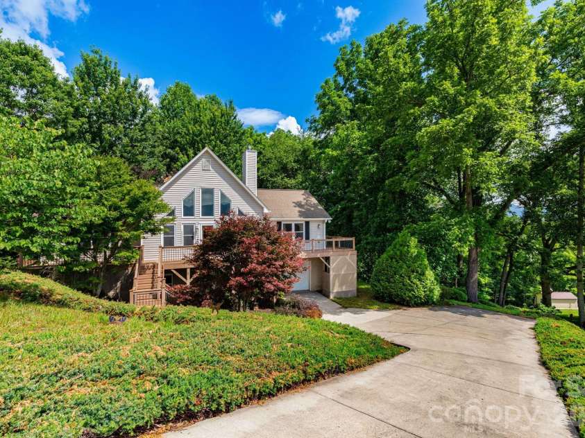 44 Deer Meadows Drive, Candler, NC 28715.  MLS# CAR4373513, YatesRealty ID 29593. Driveway