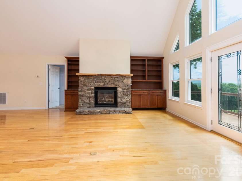 44 Deer Meadows Drive, Candler, NC 28715.  MLS# CAR4373513, YatesRealty ID 29593. Great Room
