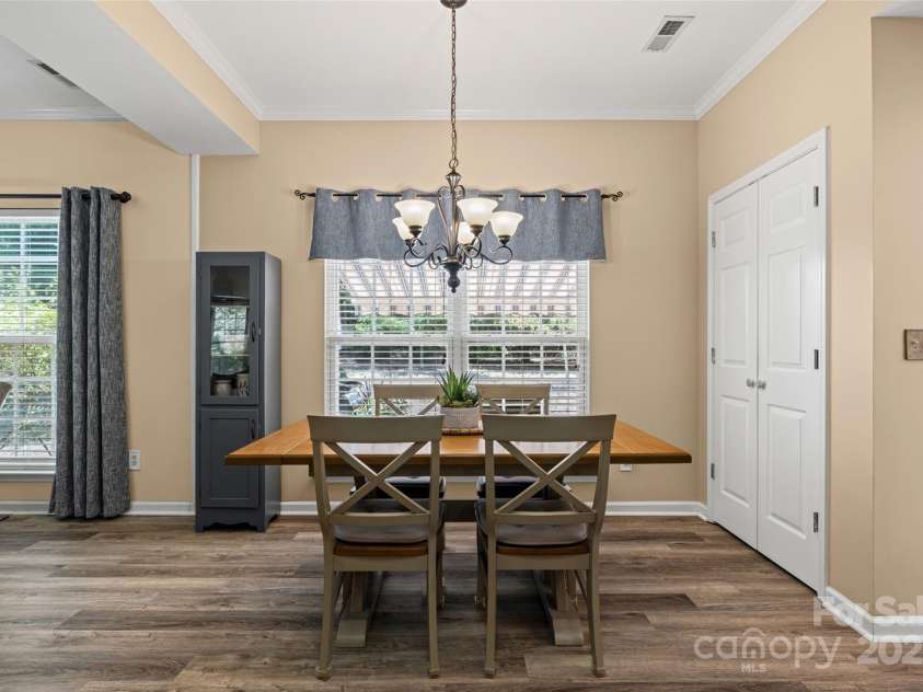 11621 Withers Mill Drive, Charlotte, NC 28278.  MLS# CAR4286202, YatesRealty ID 29594. Breakfast nook that has plenty of space.