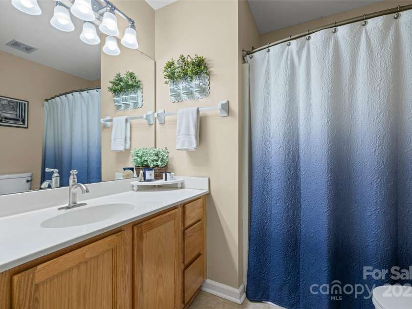 11621 Withers Mill Drive, Charlotte, NC 28278.  MLS# CAR4286202, YatesRealty ID 29594. Full bathroom.