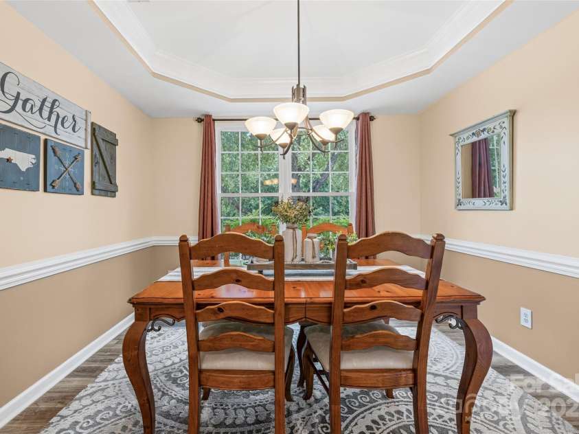 11621 Withers Mill Drive, Charlotte, NC 28278.  MLS# CAR4286202, YatesRealty ID 29594. Great space for special occasion meals!