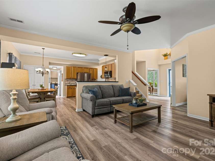 11621 Withers Mill Drive, Charlotte, NC 28278.  MLS# CAR4286202, YatesRealty ID 29594. Kitchen overlooks the family room.