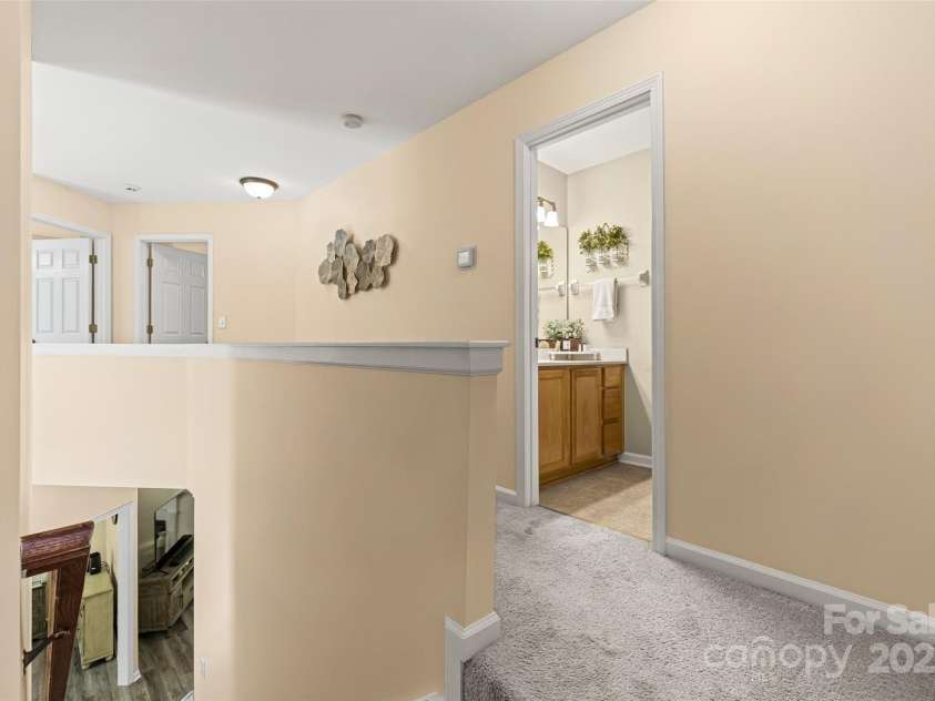 11621 Withers Mill Drive, Charlotte, NC 28278.  MLS# CAR4286202, YatesRealty ID 29594. Large hallway and landing.