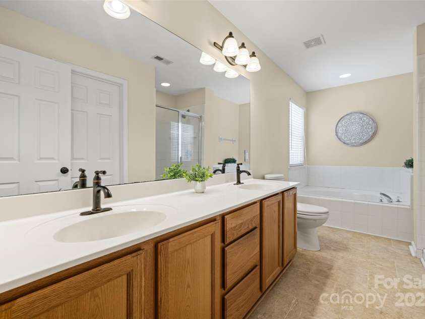 11621 Withers Mill Drive, Charlotte, NC 28278.  MLS# CAR4286202, YatesRealty ID 29594. Nice primary bathroom with double vanities.