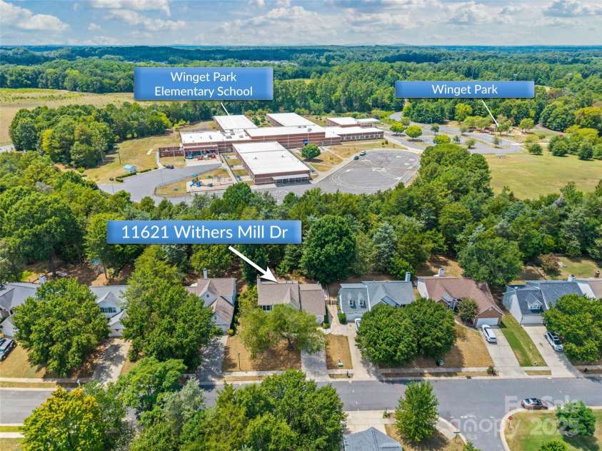 11621 Withers Mill Drive, Charlotte, NC 28278.  MLS# CAR4286202, YatesRealty ID 29594. There's a public park!