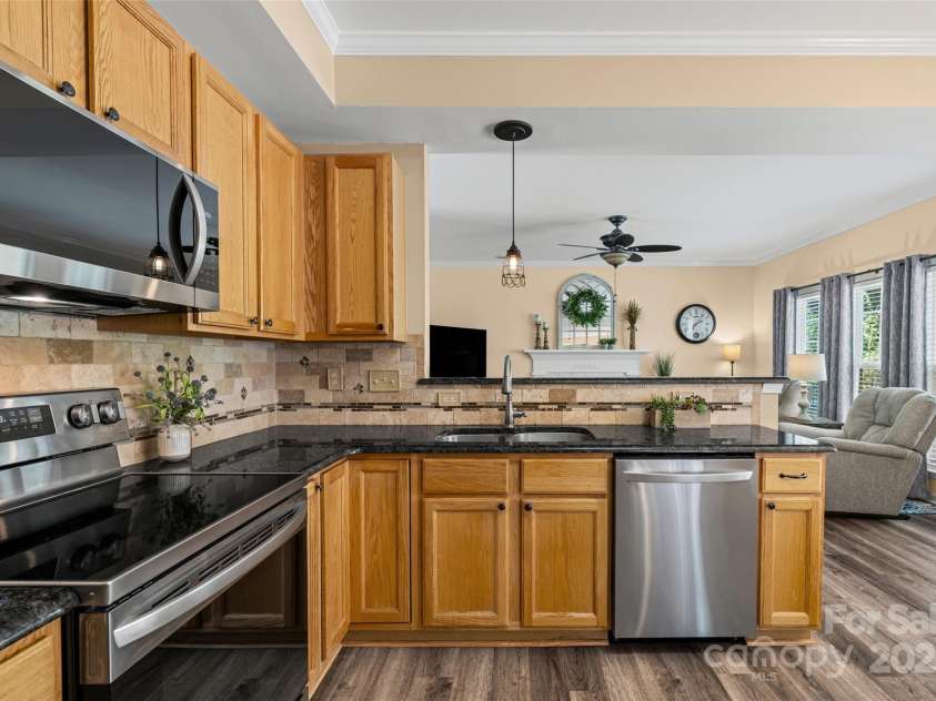 11621 Withers Mill Drive, Charlotte, NC 28278.  MLS# CAR4286202, YatesRealty ID 29594. You will love cooking meals in this kitchen!