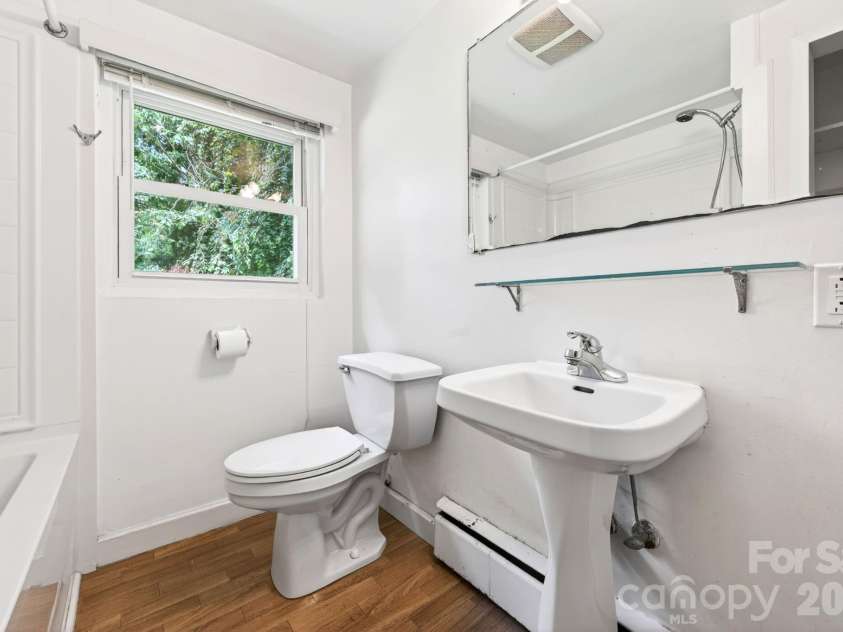 411 Hillcrest Circle, Hendersonville, NC 28792.  MLS# CAR4379885, YatesRealty ID 29595. Bathroom