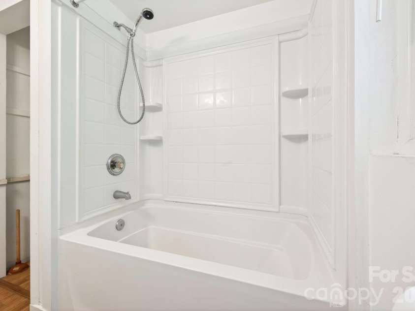 411 Hillcrest Circle, Hendersonville, NC 28792.  MLS# CAR4379885, YatesRealty ID 29595. Bathroom