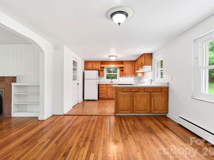 411 Hillcrest Circle, Hendersonville, NC 28792.  MLS# CAR4379885, YatesRealty ID 29595. Dining Kitchen