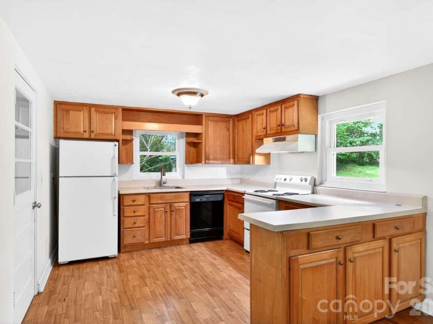411 Hillcrest Circle, Hendersonville, NC 28792.  MLS# CAR4379885, YatesRealty ID 29595. Kitchen