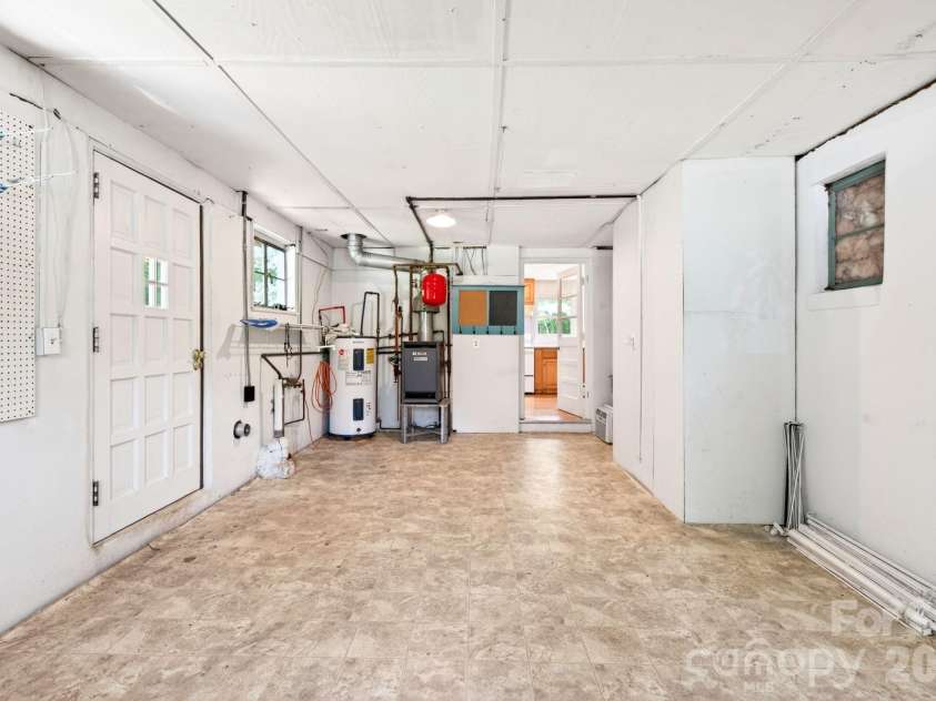 411 Hillcrest Circle, Hendersonville, NC 28792.  MLS# CAR4379885, YatesRealty ID 29595. Workshop