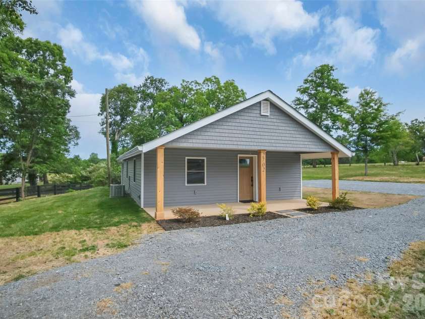 2702 Stage Coach Trail, Shelby, NC 28150.  MLS# CAR4379637, YatesRealty ID 29597. 