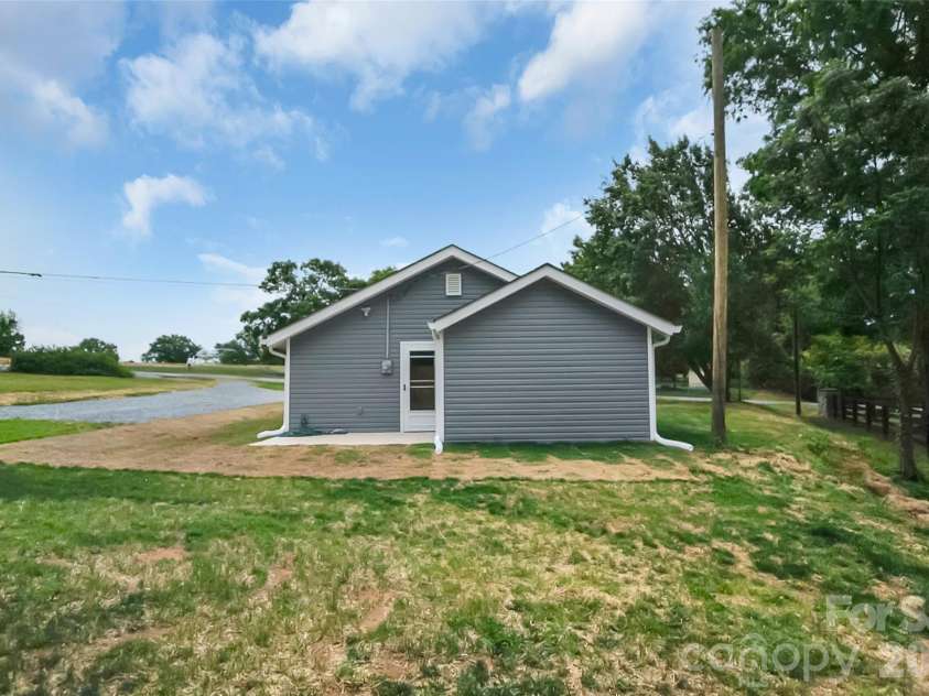 2702 Stage Coach Trail, Shelby, NC 28150.  MLS# CAR4379637, YatesRealty ID 29597. 