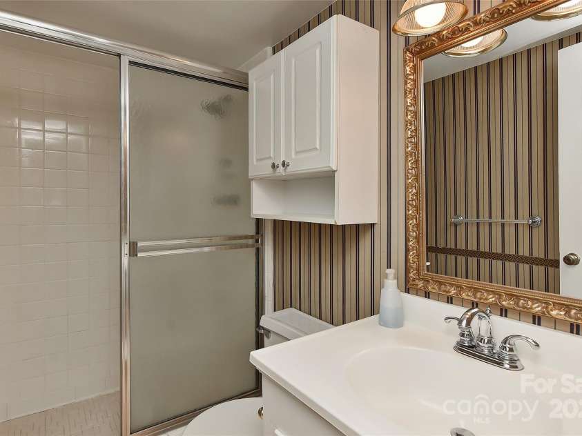 6117 Yellowood Road, Charlotte, NC 28210.  MLS# CAR4272398, YatesRealty ID 29599. Full bath down
