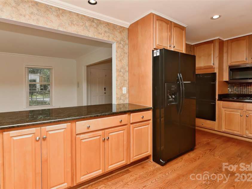 6117 Yellowood Road, Charlotte, NC 28210.  MLS# CAR4272398, YatesRealty ID 29599. Hardwood floors, long island open to living room w/granite counter tops and side by side refrigerator to remain.
