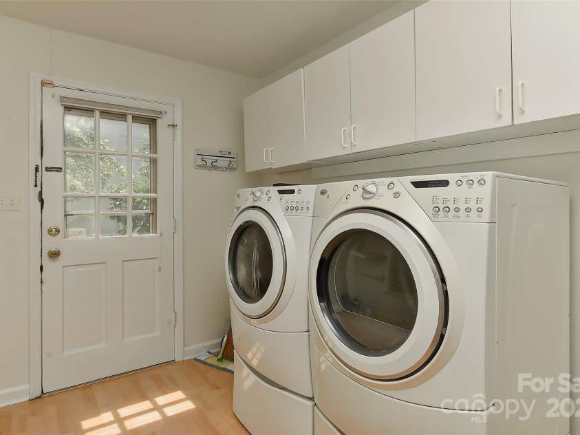 6117 Yellowood Road, Charlotte, NC 28210.  MLS# CAR4272398, YatesRealty ID 29599. Laundry in big mud room with side door leading outside.