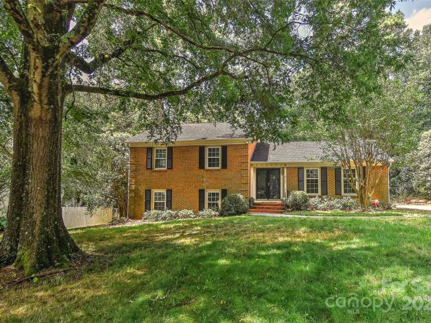 6117 Yellowood Road, Charlotte, NC 28210.  MLS# CAR4272398, YatesRealty ID 29599. Welcome home 6117 Yellowood Rd