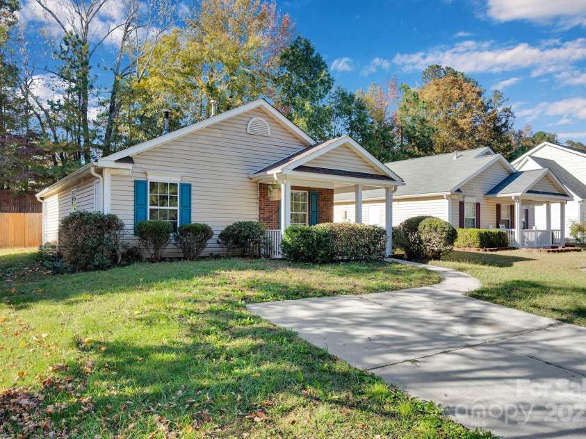 12049 Stewarts Crossing Drive, Charlotte, NC 28215.  MLS# CAR4319562, YatesRealty ID 2960. 