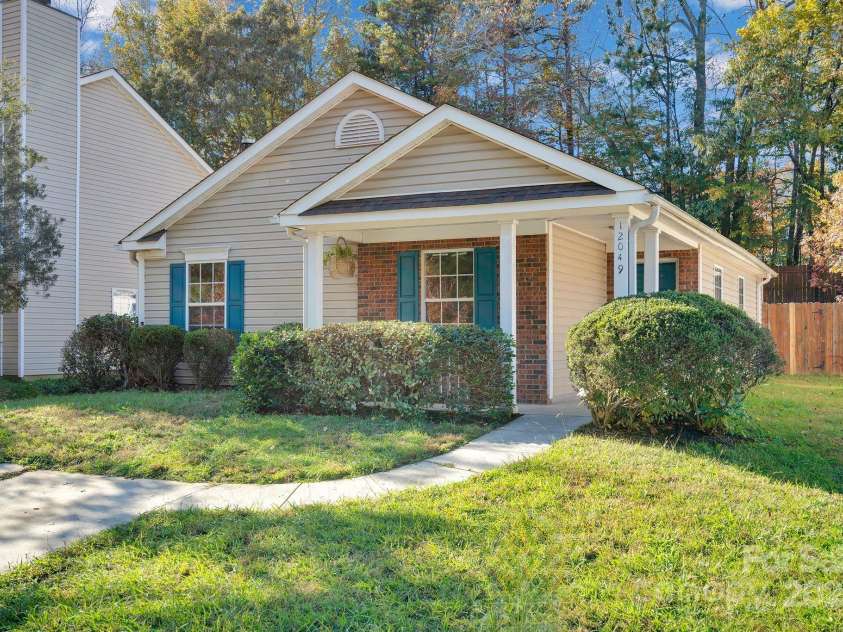 12049 Stewarts Crossing Drive, Charlotte, NC 28215.  MLS# CAR4319562, YatesRealty ID 2960. 