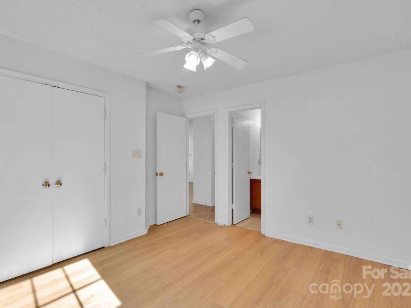 12049 Stewarts Crossing Drive, Charlotte, NC 28215.  MLS# CAR4319562, YatesRealty ID 2960. 
