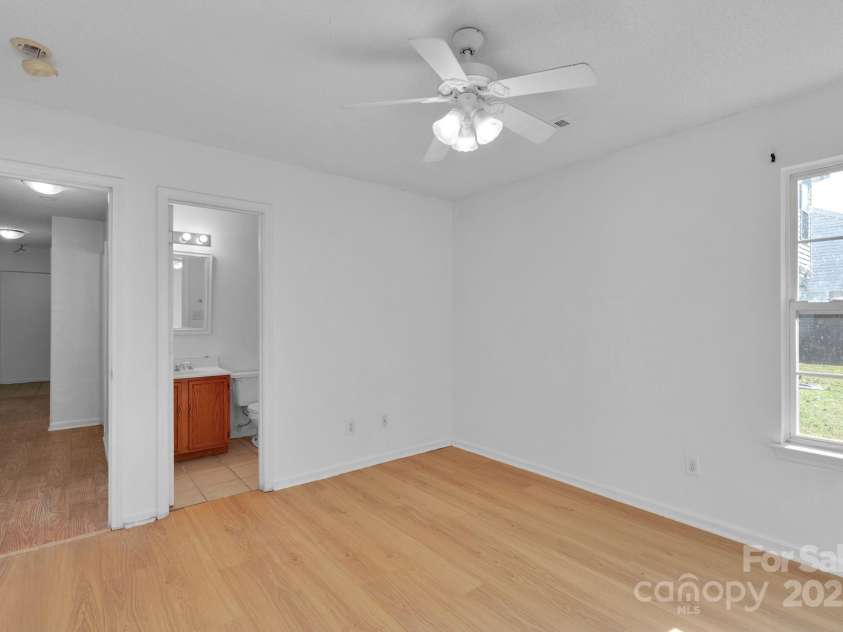 12049 Stewarts Crossing Drive, Charlotte, NC 28215.  MLS# CAR4319562, YatesRealty ID 2960. 