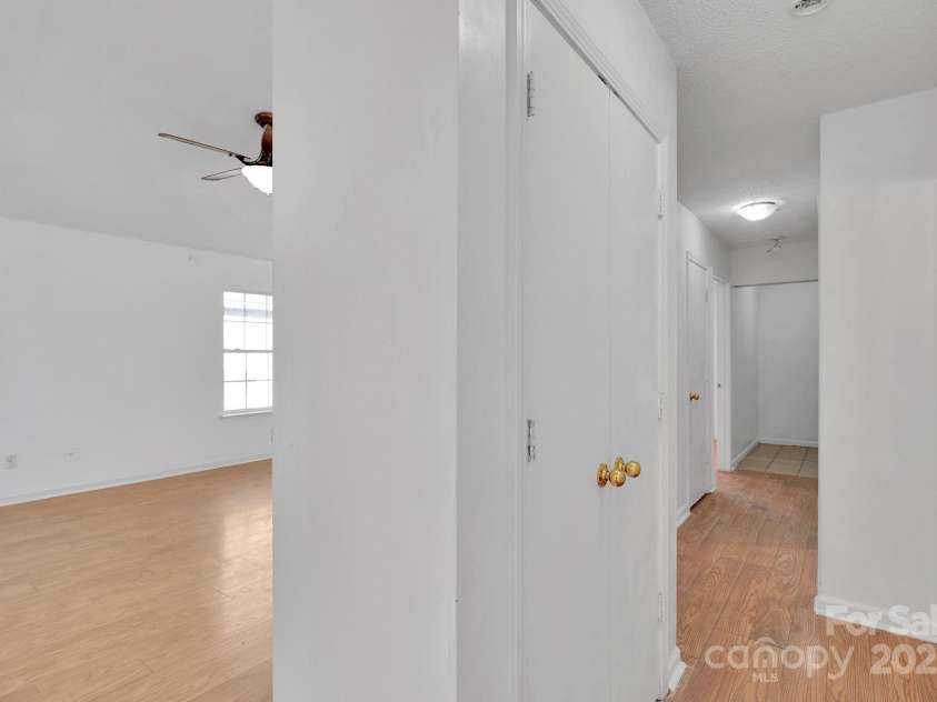 12049 Stewarts Crossing Drive, Charlotte, NC 28215.  MLS# CAR4319562, YatesRealty ID 2960. 