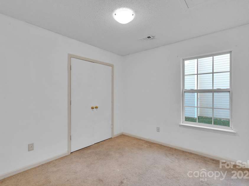 12049 Stewarts Crossing Drive, Charlotte, NC 28215.  MLS# CAR4319562, YatesRealty ID 2960. 