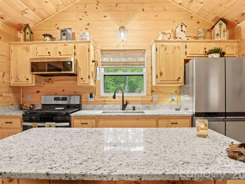 207 Bentley Cove, Murphy, NC 28906.  MLS# CAR4391393, YatesRealty ID 29600. 