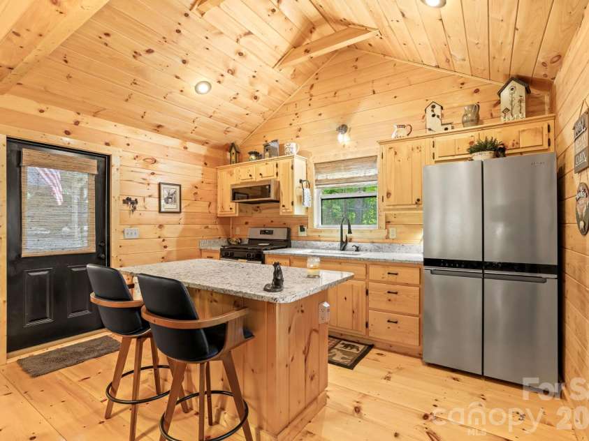 207 Bentley Cove, Murphy, NC 28906.  MLS# CAR4391393, YatesRealty ID 29600. 