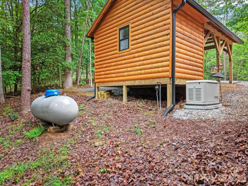 207 Bentley Cove, Murphy, NC 28906.  MLS# CAR4391393, YatesRealty ID 29600. 