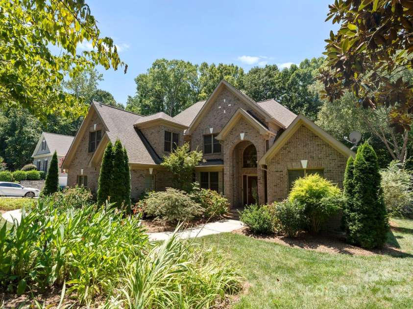 2317 Mt Isle Harbor Drive, Charlotte, NC 28214.  MLS# CAR4287530, YatesRealty ID 29600. 