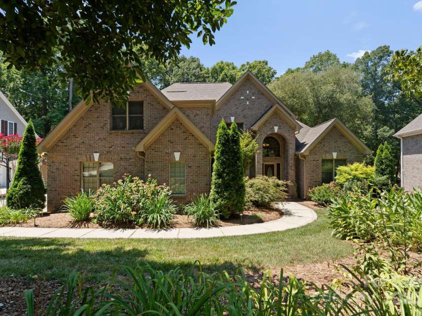2317 Mt Isle Harbor Drive, Charlotte, NC 28214.  MLS# CAR4287530, YatesRealty ID 29600. 