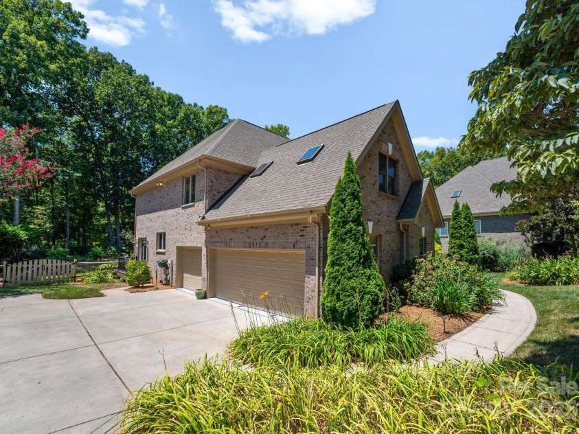 2317 Mt Isle Harbor Drive, Charlotte, NC 28214.  MLS# CAR4287530, YatesRealty ID 29600. 