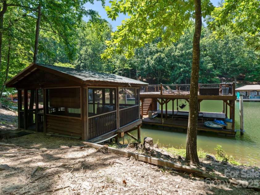 2317 Mt Isle Harbor Drive, Charlotte, NC 28214.  MLS# CAR4287530, YatesRealty ID 29600. 