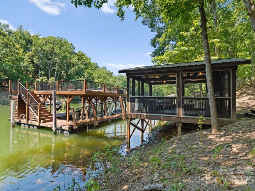 2317 Mt Isle Harbor Drive, Charlotte, NC 28214.  MLS# CAR4287530, YatesRealty ID 29600. 