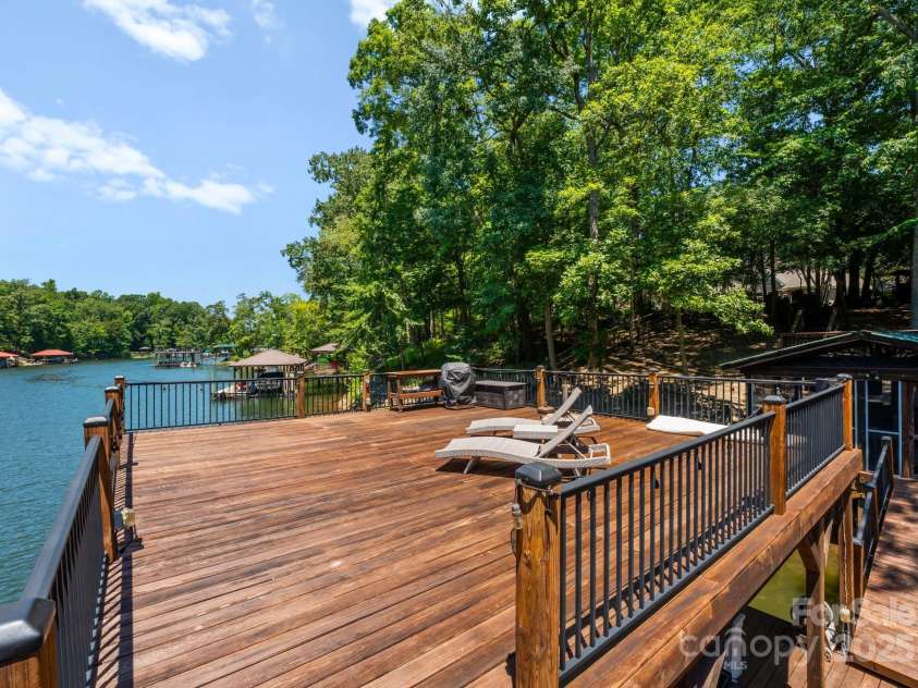 2317 Mt Isle Harbor Drive, Charlotte, NC 28214.  MLS# CAR4287530, YatesRealty ID 29600. 