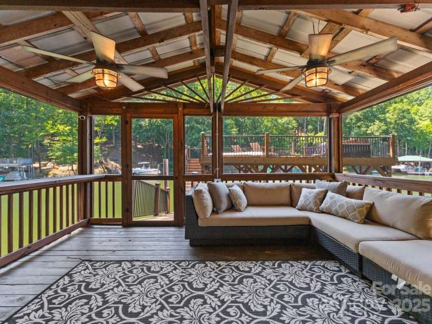 2317 Mt Isle Harbor Drive, Charlotte, NC 28214.  MLS# CAR4287530, YatesRealty ID 29600. 