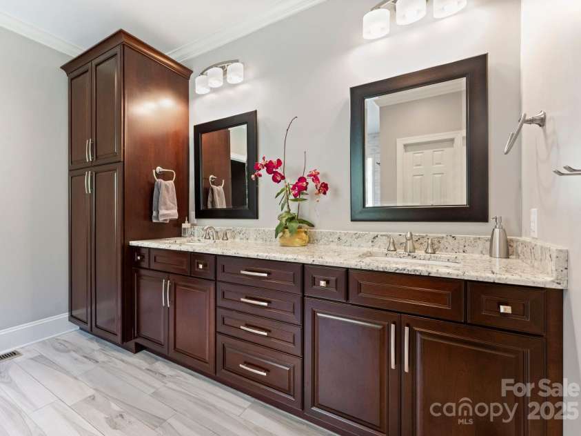 2317 Mt Isle Harbor Drive, Charlotte, NC 28214.  MLS# CAR4287530, YatesRealty ID 29600. 