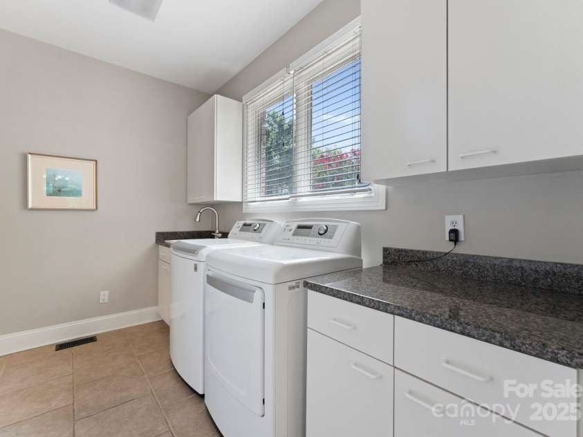 2317 Mt Isle Harbor Drive, Charlotte, NC 28214.  MLS# CAR4287530, YatesRealty ID 29600. 