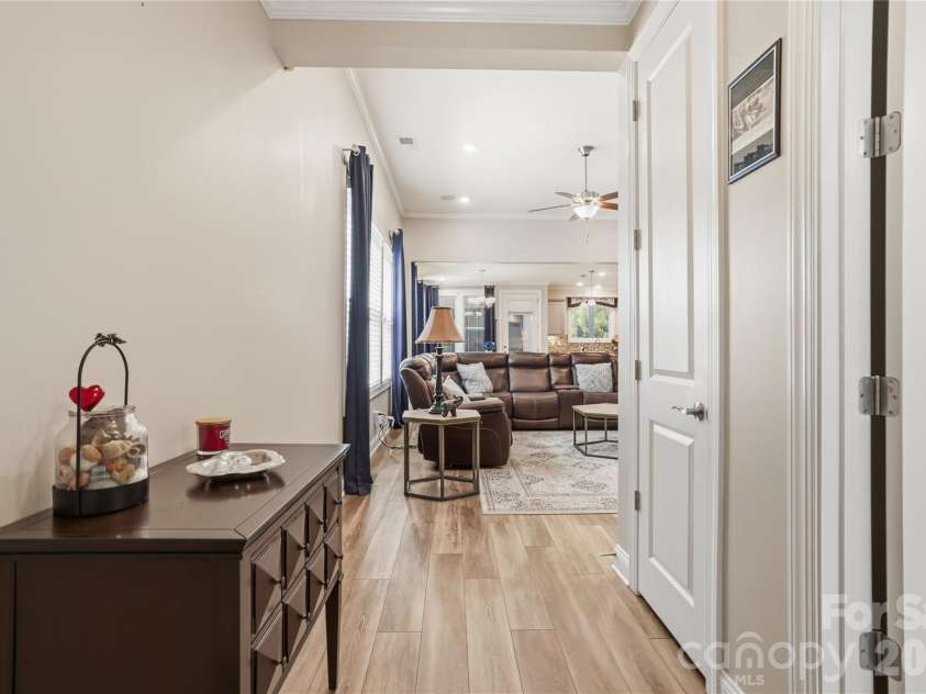 7111 Overjoyed Crossing, Charlotte, NC 28215.  MLS# CAR4381473, YatesRealty ID 29601. 