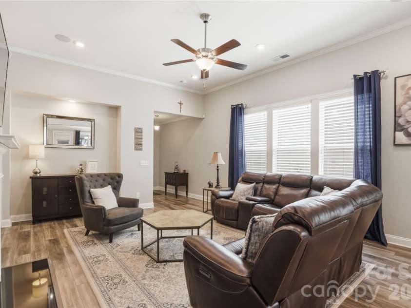 7111 Overjoyed Crossing, Charlotte, NC 28215.  MLS# CAR4381473, YatesRealty ID 29601. 