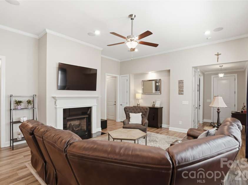 7111 Overjoyed Crossing, Charlotte, NC 28215.  MLS# CAR4381473, YatesRealty ID 29601. 