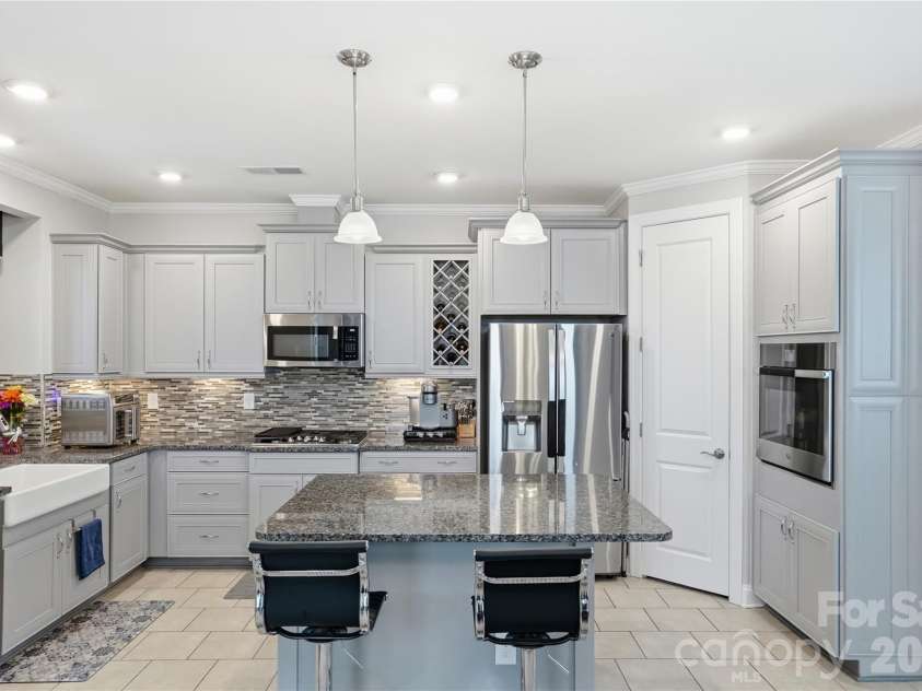 7111 Overjoyed Crossing, Charlotte, NC 28215.  MLS# CAR4381473, YatesRealty ID 29601. 