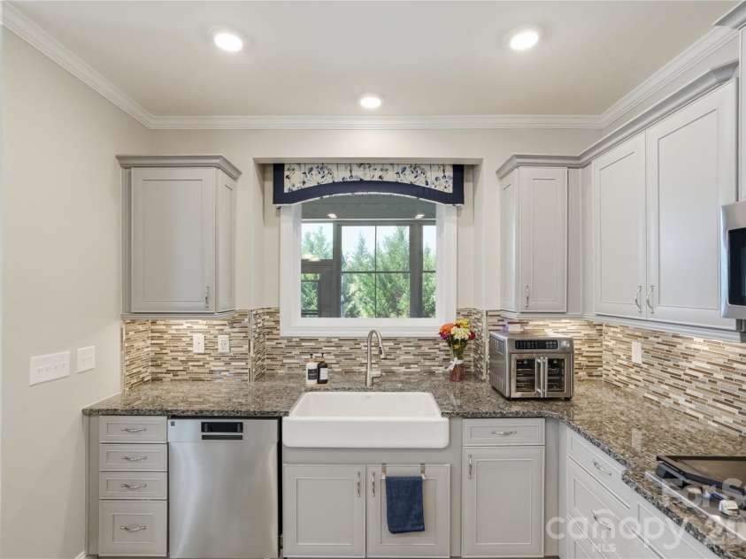 7111 Overjoyed Crossing, Charlotte, NC 28215.  MLS# CAR4381473, YatesRealty ID 29601. 