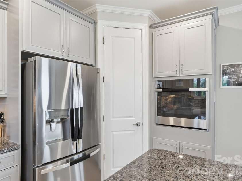 7111 Overjoyed Crossing, Charlotte, NC 28215.  MLS# CAR4381473, YatesRealty ID 29601. 