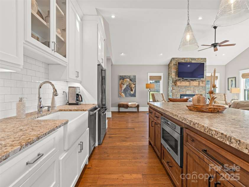 6 Starwood Valley Trail, Arden, NC 28704.  MLS# CAR4329581, YatesRealty ID 29605. The Kitchen is setup for every level of chef with Viking appliances